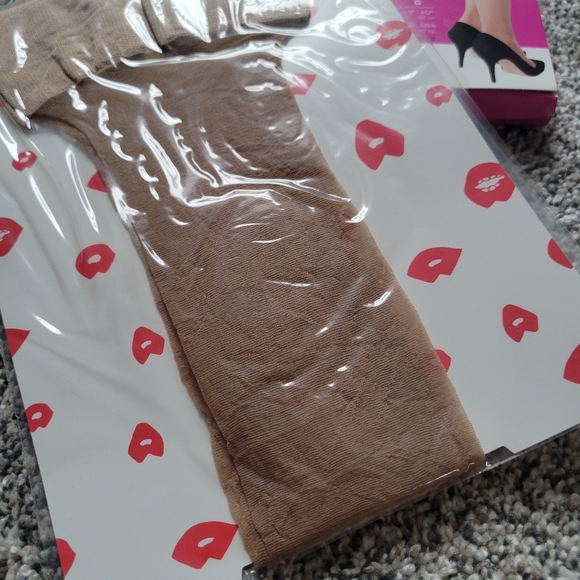 Spanx Sheer Beige Sand Pantyhose Size B NEW - Picture 4 of 6